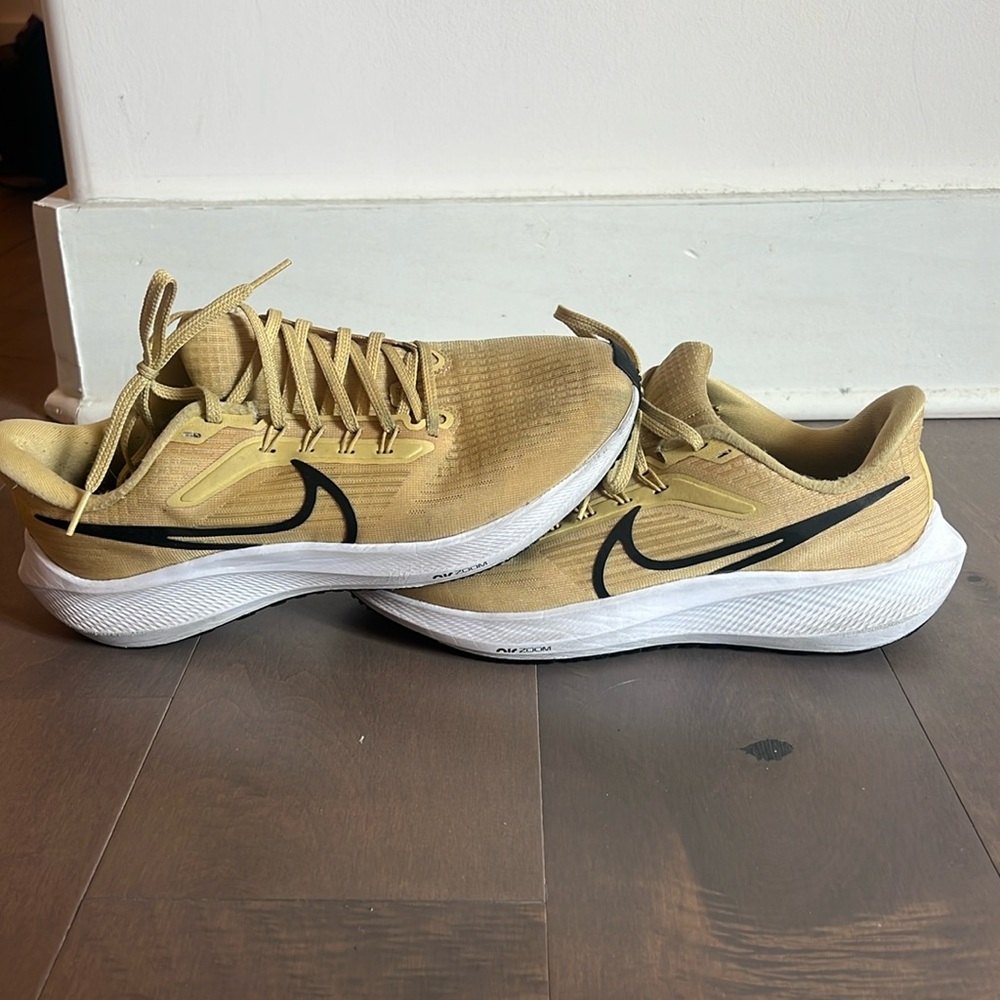 Nike Women’s Air Zoom Pegasus black and yellow